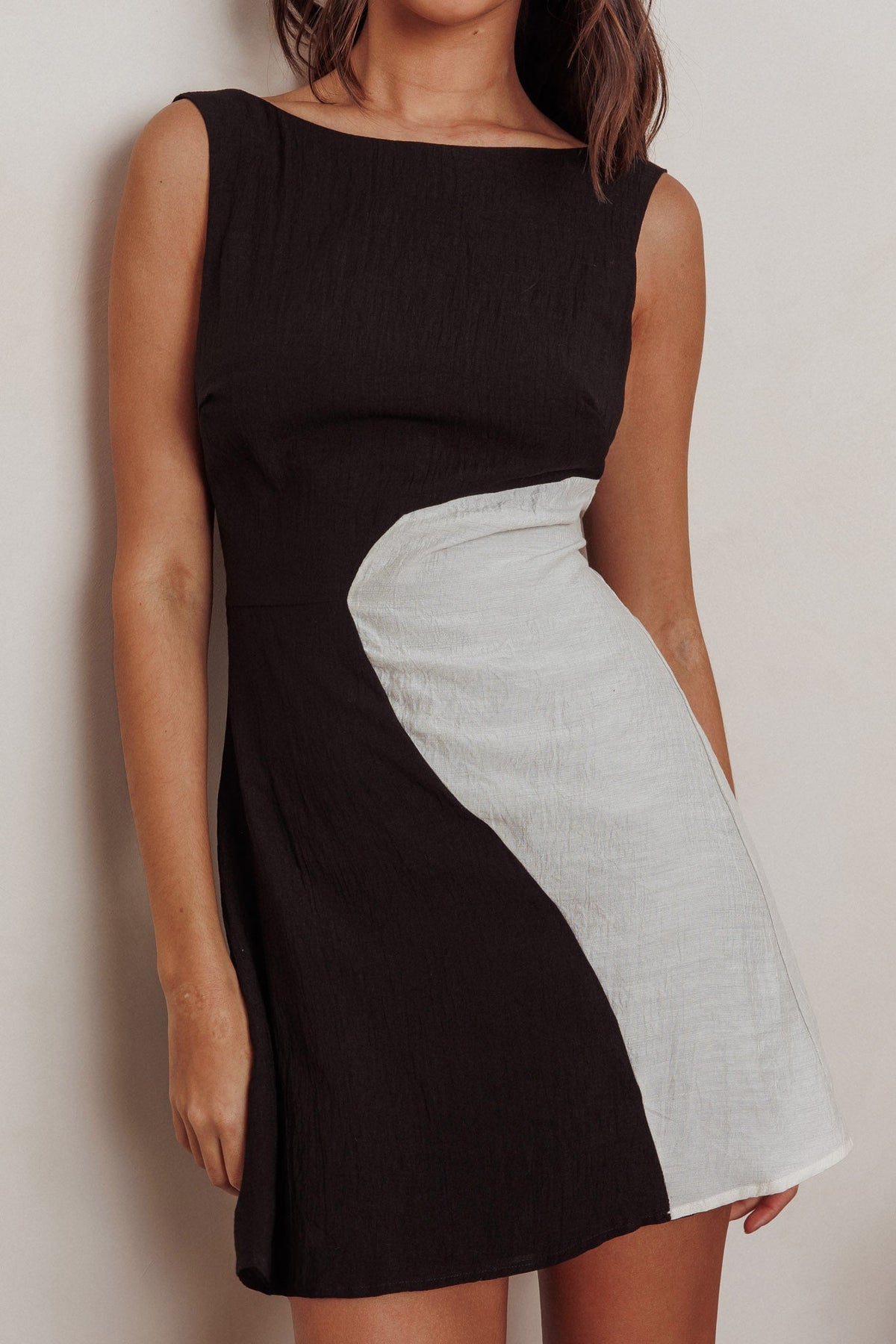 Loving Me Sleeveless A-line Mini Dress Black/Sand