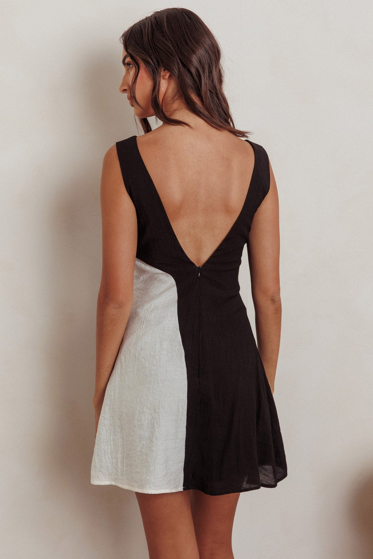 Loving Me Sleeveless A-line Mini Dress Black/Sand
